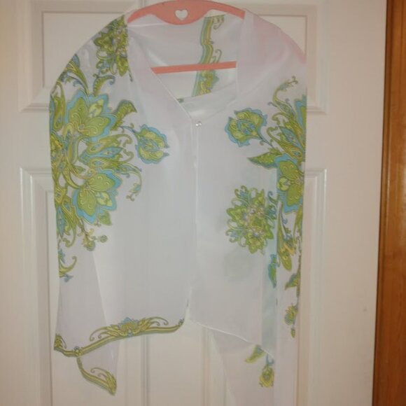 Zoey & Beth: Floral design print scarf with single button closure. - Picture 1 of 3